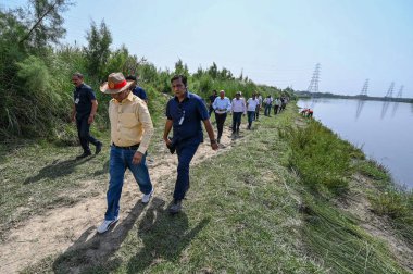 NEW DELHI INDIA 7 Mayıs 2023 Vinai Kumar Saxena Delhi Vali Yardımcısı, 7 Mayıs 2023 tarihinde Yamuna Çarşısı yakınlarındaki Yamuna Nehri 'ndeki yetkililer tarafından yenilenmekte olan Mini Adaları ziyareti sırasında Çin Adası' nı teftiş eder.