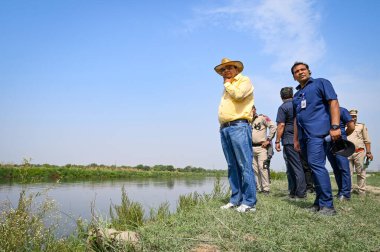 NEW DELHI INDIA 7 Mayıs 2023 Vinai Kumar Saxena Delhi Vali Yardımcısı, 7 Mayıs 2023 tarihinde Yamuna Çarşısı yakınlarındaki Yamuna Nehri 'ndeki yetkililer tarafından yenilenmekte olan Mini Adaları ziyareti sırasında Çin Adası' nı teftiş eder.