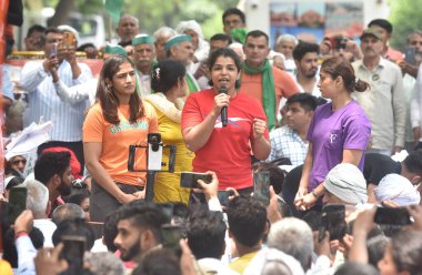 NEW DELHI INDIA MAYIS 7 2023 Güreşçiler Vinesh Phogat ve Sakshi Malik Sangeeta Phogat, Hindistan Güreş Federasyonu başkanı Brij Bhushan Sharan 'a karşı 7 Mayıs 2023 tarihinde New Delh' te düzenlenen protesto sırasında çiftçilere ve destekçilere seslendi