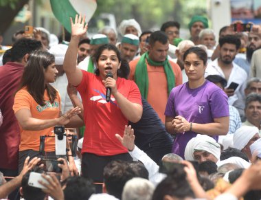 NEW DELHI INDIA MAYIS 7 2023 Güreşçiler Vinesh Phogat ve Sakshi Malik Sangeeta Phogat, Hindistan Güreş Federasyonu başkanı Brij Bhushan Sharan 'a karşı 7 Mayıs 2023 tarihinde New Delh' te düzenlenen protesto sırasında çiftçilere ve destekçilere seslendi