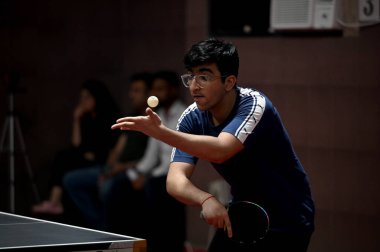 7 Mayıs 2023 tarihinde Noida Stadyumu 'nda düzenlenen Gautam Buddh Nagar bölge masa tenisi turnuvasının final maçında Noida Hindistan' da Sunil Ghosh Hindustan Times tarafından görüldü.