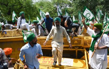 YENİ DELHI INDIA MAYIS 8 2023 Sanyukt Kisan Morcha 'dan çiftçiler 8 Mayıs 2023' te Yeni Delhi 'de Vipin Kumar Hindustan Times tarafından çekilen fotoğraf ile Jantar Mantar' daki protestocuları desteklemek için barikatları yıktılar.