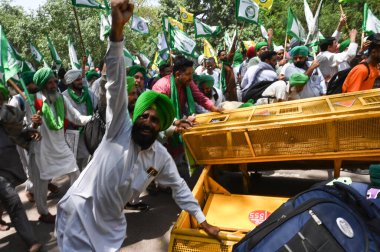 YENİ DELHI INDIA MAYIS 8 2023 Sanyukt Kisan Morcha 'dan çiftçiler 8 Mayıs 2023' te Yeni Delhi 'de Vipin Kumar Hindustan Times tarafından çekilen fotoğraf ile Jantar Mantar' daki protestocuları desteklemek için barikatları yıktılar.