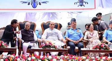 CHANDIGARH INDIA 8 MAYIS 2023 Sol Chandigarh Danışmanı Dharampal Punjab Valisi Banwarilal Purohit Savunma Bakanı Rajnath Singh Hint Hava Kuvvetleri Komutanı Vivek R Chaudhri ve milletvekili Kirron Kher Hindistan Hava Kuvvetleri Heritag 'ın açılış töreninde