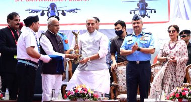 CHANDIGARH INDIA MAYIS 8 MAYIS 2023 Punjab Valisi Banwarilal Purohit ve kıdemli subaylar 8 Mayıs 2023 tarihinde Chandigarh Hindistan 'da Rajnath Singh Savunma Bakanı IAF Heritage Center onuruna fotoğraf: Keshav Singh Hindustan Times