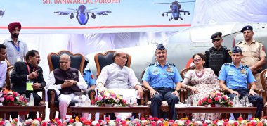 CHANDIGARH INDIA 8 MAYIS 2023 Sol Chandigarh Danışmanı Dharampal Punjab Valisi Banwarilal Purohit Savunma Bakanı Rajnath Singh Hint Hava Kuvvetleri Komutanı Vivek R Chaudhri ve milletvekili Kirron Kher Hindistan Hava Kuvvetleri Heritag 'ın açılış töreninde