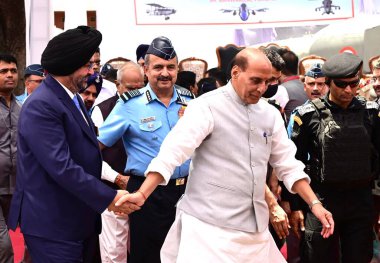 CHANDIGARH INDIA 8 Mayıs 2023 Rajnath Singh Savunma Bakanı Hindistan Hava Kuvvetleri eski Mareşali Birender Singh Dhanao ile 8 Mayıs 2023 tarihinde Chandigarh Hindistan Fotoğraf: Keshav Singh