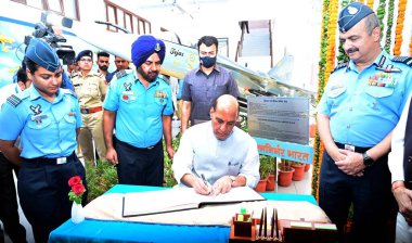 CHANDIGARH INDIA MAYIS 8 Mayıs 2023 Rajnath Singh Savunma Bakanı 8 Mayıs 2023 tarihinde Chandigarh Hindistan 'da Hindistan Hava Kuvvetleri Miras Merkezi' nin açılışı sırasında Keshav Singh Hindustan Times