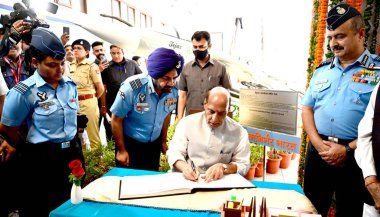 CHANDIGARH INDIA MAYIS 8 Mayıs 2023 Rajnath Singh Savunma Bakanı 8 Mayıs 2023 tarihinde Chandigarh Hindistan 'da Hindistan Hava Kuvvetleri Miras Merkezi' nin açılışı sırasında Keshav Singh Hindustan Times