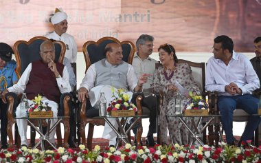 8 Mayıs 2023 tarihinde Raipur Kalan Gaushala 'nın açılışında Chandigarh Banwari Lal Purohit Savunma Bakanı Chandigarh Kirron ve Belediye Başkanı Anup Gupta' nın kıyafetlerini giydi.
