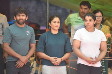 NEW DELHI INDIA 9 Mayıs 2023 Güreşçiler Bajrang Punia Sakshi Malik Vinesh Phogat 17. gün boyunca Hindistan Güreş Federasyonu başkanı Brij Bhushan Sharan 'a karşı 9 Mayıs 2023 tarihinde Yeni Delhi Hindistan Fotoğrafı: 