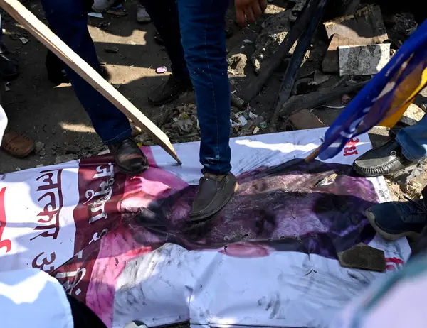 MUMBAI INDIA 6 Mayıs 2023 Aam Admi Party AAP çalışanları Kadam Nagar Behram Baug Jogeshwari 'de Hintli kadın güreşçilerin cinsel taciz iddiaları üzerine WFI Federasyonu başkanı ve BJP milletvekili Brij Bhushan Sharan Singh' i protesto etti 