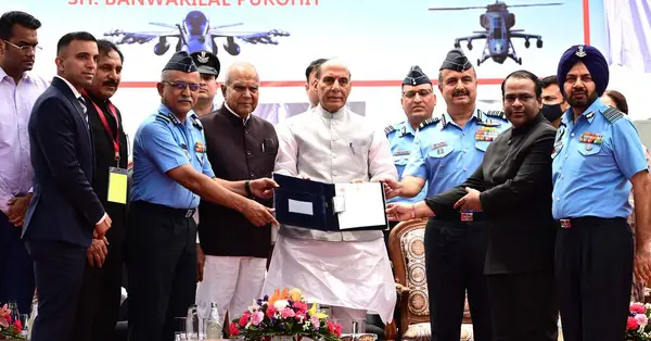 CHANDIGARH INDIA MAYIS 8 2023 Memurlar Rajnath Singh Savunma Bakanı önünde MOU 'nun Chandigarh İdaresi ile IAF arasında imzalanan imza üzerine Chandigarh Hindistan Fotoğraf Merkezi' nde 8 Mayıs 2023 tarihinde Keshav 