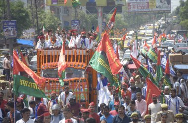 Gaziabad INDIA 9 Mayıs 2023 Gaziabad Belediye Başkanı adayı Poonam Yadav ve Samajwadi Parti çalışanları Gaziabad Ghantaghar Samajwadi Partisi belediye seçimlerinin son safhasında 9 Mayıs 2023 tarihinde Gaziabad Hindistan 'da Sakib Ali Hindu tarafından çekilmiştir.