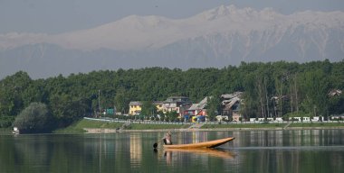 SRINAGAR INDIA 10 Mayıs 2023 Güneşli bir günde Dal Gölü 'nün sularında bir kadın kürek çekiyor Srinagar Hindistan Fotoğraf: Waseem Andrabi Hindustan Times