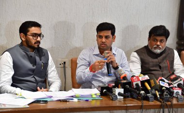 MUMBAI INDIA 12 Mayıs 2023 Shiv Sena 'nın son kurucusu Balasaheb Thackeray Shivsena Milletvekili Shrikant Shinde Shivsena MLA ve Bakan Uday Samant' ın torunu Nihar Thackeray, Shiv Sena MLA Sanjay Shirsat ile birlikte düzenlediği basın toplantısında basına demeç verdi. 