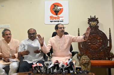 MUMBAI INDIA 12 Mayıs 2023 Shiv Sena UBT başkanı Uddhav Thackeray ve parti liderleri Milletvekili Anil Desai ve Milletvekili Anil Parab, 12 Mayıs 2023 'te Hindistan' ın başkenti Matoshree Bandra 'da düzenlenen basın toplantısında basın mensuplarına seslendiler.