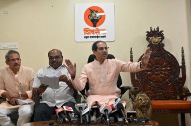 MUMBAI INDIA 12 Mayıs 2023 Shiv Sena UBT başkanı Uddhav Thackeray ve parti liderleri Milletvekili Anil Desai ve Milletvekili Anil Parab, 12 Mayıs 2023 'te Hindistan' ın başkenti Matoshree Bandra 'da düzenlenen basın toplantısında basın mensuplarına seslendiler.