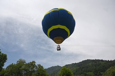 SRINAGAR INDIA 12 Mayıs 2023 Turistler, 12 Mayıs 2023 'te Srinagar Hindistan' da Dal Gölü kıyısındaki Zabarwan Parkı 'nda Jammu ve Kashmir Turizm Hareketi tarafından düzenlenen bir G20 etkinliğinde sıcak hava balonu turnesinin keyfini çıkarıyorlar.