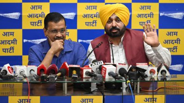 NEW DELHI INDIA MAYIS 13 Mayıs 2023 AAP Sözleşmesi ve Delhi Başbakanı Arvind Kejriwal, 13 Mayıs 2023 tarihinde Aam Aadmi Parti ofisinde yapılan seçim sonucu Jalandhar 'dan sonra Pencap Genel Sekreteri Bhagwant Singh Mann ile ortak bir basın toplantısı düzenlediler. 