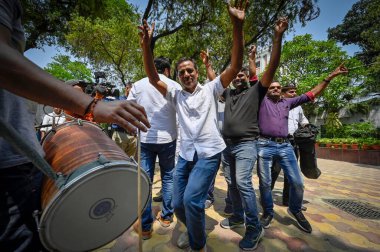 NEW DELHI INDIA 13 MAYIS 2023 AAP lideri ve destekçileri 13 Mayıs 2023 tarihinde Yeni Delhi 'de Aam Aadmi Parti ofisinde Jalandhar Lok Sabha zaferini kutluyorlar.