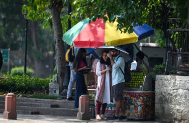 NEW DELHI INDIA Mayıs 14 2023 Sıcak bir yaz gününde Kartavya Yolu 'nda 14 Mayıs 2023 Yeni Delhi Hindistan Fotoğrafı: Raj K Raj Hindustan Times