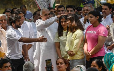 NEW DELHI INDIA 13 Mayıs 2023 Haryana Bhupinder Singh Hooda eski başkanı ve güreşçiler Vinesh Phogat Sakshi Malik Sangeeta Phogat Bajrang Punia 13 Mayıs 'ta Jantar Mantar' da düzenlenen protesto sırasında