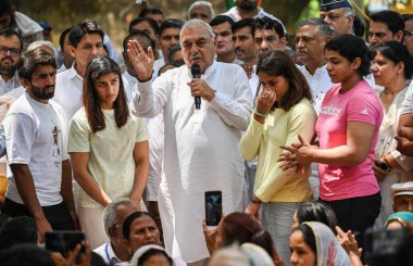 NEW DELHI INDIA 13 Mayıs 2023 Haryana Bhupinder Singh Hooda eski başkanı ve güreşçiler Vinesh Phogat Sakshi Malik Sangeeta Phogat Bajrang Punia 13 Mayıs 'ta Jantar Mantar' da düzenlenen protesto sırasında