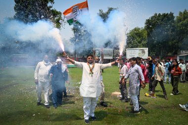 NEW DELHI INDIA 13 Mayıs 2023 Kongre destekçileri, 13 Mayıs 2023 tarihinde Yeni Delhi Hindistan Kongresi 'nde yapılan AICC' de yapılan Kongre Seçimleri 'nde 113 sandalyelik çoğunluğun çok üzerinde sandalye kazandı. 