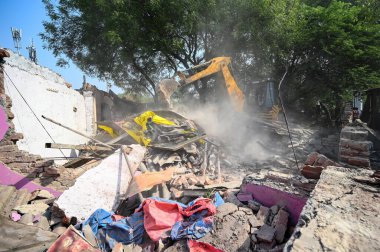 NEW DELHI INDIA MAYIS 13 Mayıs 2023 MCD yetkilileri bölge yönetimi ile birlikte 13 Mayıs 2023 tarihinde Sanchit Khanna Hindustan Times tarafından Yeni Delhi 'de Dhaula Kuan' daki yasadışı yapıları yıktı.