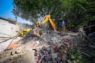 NEW DELHI INDIA MAYIS 13 Mayıs 2023 MCD yetkilileri bölge yönetimi ile birlikte 13 Mayıs 2023 tarihinde Sanchit Khanna Hindustan Times tarafından Yeni Delhi 'de Dhaula Kuan' daki yasadışı yapıları yıktı.