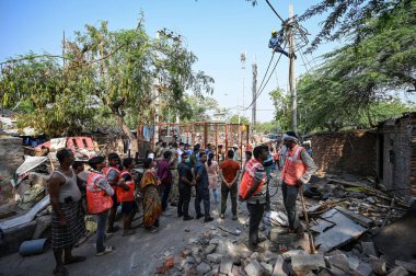 NEW DELHI INDIA MAYIS 13 Mayıs 2023 MCD yetkilileri bölge yönetimi ile birlikte 13 Mayıs 2023 tarihinde Sanchit Khanna Hindustan Times tarafından Yeni Delhi 'de Dhaula Kuan' daki yasadışı yapıları yıktı.