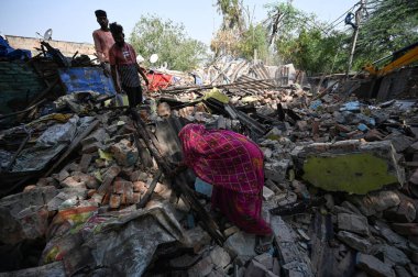 NEW DELHI INDIA 13 Mayıs 2023 MCD yetkilileri ile birlikte değerli eşyalarını çıkardıkları görüldü. Bölge yönetimi 13 Mayıs 2023 'te Sanchit Khanna Hindustan Times tarafından Yeni Delhi' de Dhaula Kuan 'daki yasadışı yapıları yıktı.