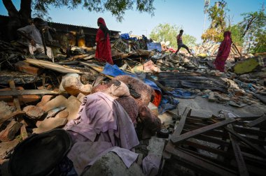 NEW DELHI INDIA 13 Mayıs 2023 MCD yetkilileri ile birlikte değerli eşyalarını çıkardıkları görüldü. Bölge yönetimi 13 Mayıs 2023 'te Sanchit Khanna Hindustan Times tarafından Yeni Delhi' de Dhaula Kuan 'daki yasadışı yapıları yıktı.