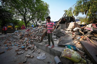 NEW DELHI INDIA MAYIS 13 Mayıs 2023 MCD yetkilileri bölge yönetimi ile birlikte 13 Mayıs 2023 tarihinde Sanchit Khanna Hindustan Times tarafından Yeni Delhi 'de Dhaula Kuan' daki yasadışı yapıları yıktı.