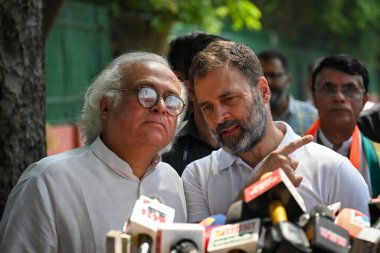NEW DELHI INDIA 13 Mayıs 2023 Rahul Gandhi Kongre Lideri Jairam Ramesh ile birlikte 13 Mayıs 2023 'te Yeni Delhi Hindistan Kongresi' nde yapılan Karnataka Meclis Seçimleri 'ni kazandıktan sonra basın mensuplarına hitaben yaptığı konuşmada 135 sandalye kazandı. 
