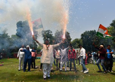 NEW DELHI INDIA 13 Mayıs 2023 Kongre çalışanları ve destekçileri, 13 Mayıs 2023 tarihinde Yeni Delhi 'de yapılan AICC Genel Merkezi' nde yapılan Karnataka Meclis Seçimi 'ni kazandıktan sonra 135 sandalye kazandı. 