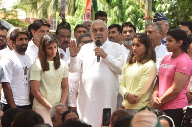 NEW DELHI INDIA MAYIS 13 Mayıs 2023 Eski Haryana CM Bhupinder Singh Hooda ve Rajya Sabha Milletvekili Deepender Hooda güreşçilerle birlikte WFI başkanı Brij Bhushan Sharan 'a karşı 21 Mayıs' ta Jantar Mantar 'da düzenlenen güreş karşılaşmasında taraftarlara seslendi. 