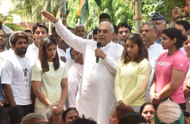 NEW DELHI INDIA MAYIS 13 Mayıs 2023 Eski Haryana CM Bhupinder Singh Hooda ve Rajya Sabha Milletvekili Deepender Hooda güreşçilerle birlikte WFI başkanı Brij Bhushan Sharan 'a karşı 21 Mayıs' ta Jantar Mantar 'da düzenlenen güreş karşılaşmasında taraftarlara seslendi. 