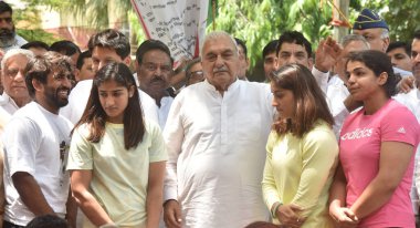 NEW DELHI INDIA MAYIS 13 Mayıs 2023 Eski Haryana CM Bhupinder Singh Hooda ve Rajya Sabha Milletvekili Deepender Hooda güreşçilerle birlikte WFI başkanı Brij Bhushan Sharan 'a karşı 21 Mayıs' ta Jantar Mantar 'da düzenlenen güreş karşılaşmasında taraftarlara seslendi. 