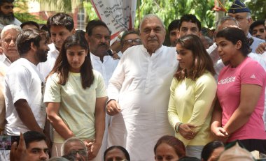 NEW DELHI INDIA MAYIS 13 Mayıs 2023 Eski Haryana CM Bhupinder Singh Hooda ve Rajya Sabha Milletvekili Deepender Hooda güreşçilerle birlikte WFI başkanı Brij Bhushan Sharan 'a karşı 21 Mayıs' ta Jantar Mantar 'da düzenlenen güreş karşılaşmasında taraftarlara seslendi. 