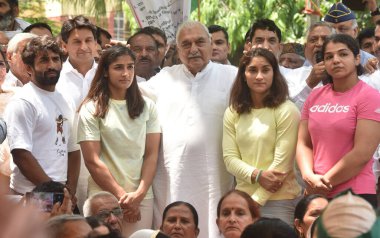 NEW DELHI INDIA MAYIS 13 Mayıs 2023 Eski Haryana CM Bhupinder Singh Hooda ve Rajya Sabha Milletvekili Deepender Hooda güreşçilerle birlikte WFI başkanı Brij Bhushan Sharan 'a karşı 21 Mayıs' ta Jantar Mantar 'da düzenlenen güreş karşılaşmasında taraftarlara seslendi. 