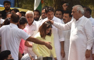 NEW DELHI INDIA MAYIS 13 Mayıs 2023 Eski Haryana CM Bhupinder Singh Hooda ve Rajya Sabha Milletvekili Deepender Hooda güreşçilerle birlikte WFI başkanı Brij Bhushan Sharan 'a karşı 21 Mayıs' ta Jantar Mantar 'da düzenlenen güreş karşılaşmasında taraftarlara seslendi. 