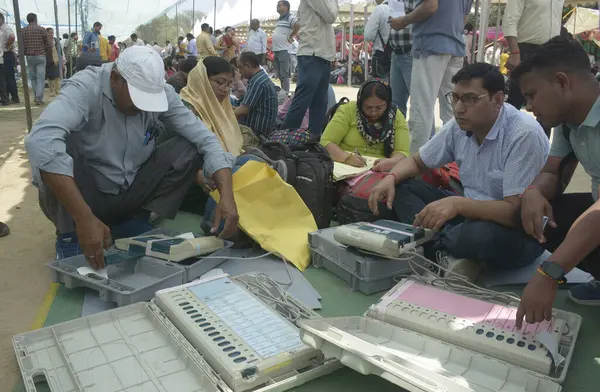 GHAZIABAD INDIA MAYIS 10 2023 Oy kullanma görevlileri, 10 Mayıs 2023 tarihinde Gaziabad In 'de Kamla Nehru Nagar' daki bir dağıtım merkezinde belediye seçimlerinin ikinci safhası için EVM 'ler ve diğer seçim materyallerini toplarken görülüyor.