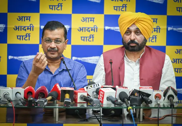 NEW DELHI INDIA MAYIS 13 Mayıs 2023 AAP Sözleşmesi ve Delhi Başbakanı Arvind Kejriwal, 13 Mayıs 2023 tarihinde Aam Aadmi Parti ofisinde yapılan seçim sonucu Jalandhar 'dan sonra Pencap Genel Sekreteri Bhagwant Singh Mann ile ortak bir basın toplantısı düzenlediler. 