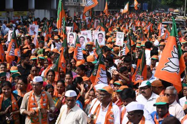 NAVI MUMBAI INDIA OCTOBER 28 Kasım 2024 BJP adayı Ganesh Naik, 28 Ekim 2024 tarihinde Airoli 'deki Airoli seçmenlerinden adaylığını açıkladı.