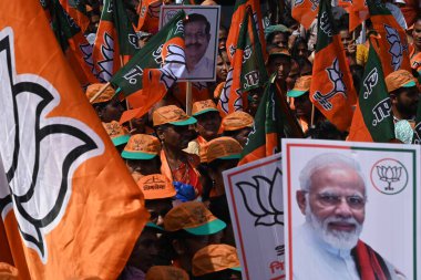 NAVI MUMBAI INDIA OCTOBER 28 Kasım 2024 BJP adayı Ganesh Naik, 28 Ekim 2024 tarihinde Airoli 'deki Airoli seçmenlerinden adaylığını açıkladı.