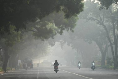 NEW DELHI INDIA OCTOBER 28 2024 A view of Janpath engulfed in a layer of smog on October 28 2024 in New Delhi India Photo by Arvind Yadav Hindustan Times  clipart