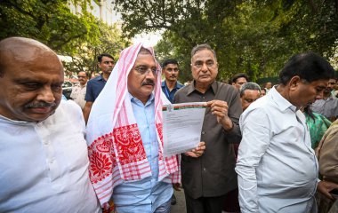 NEW DELHI INDIA OCTOBER 28 Ekim 2024 Delhi BJP Başkanı Virendra Sachdeva, Delhi milletvekilleri ve muhalefet lideri Punjab CM Bhagwant Mann ile 28 Ekim 2024 tarihinde Kapurthala House 'da Punjab' da yakılan sakal sorunu hakkında görüşmek üzere New Delh 'e geldi.