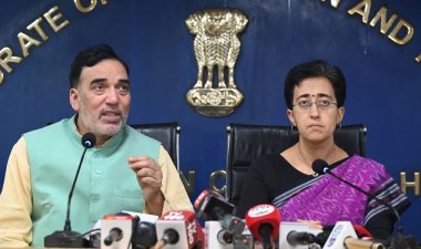 NEW DELHI INDIA ECTOBER 28 Ekim 2024 Delhi Genel Sekreteri Atishi ve Çevre Bakanı Gopal Rai, 28 Ekim 2024 tarihinde Delhi Sekreterliği 'nde yapılan basın toplantısında, 